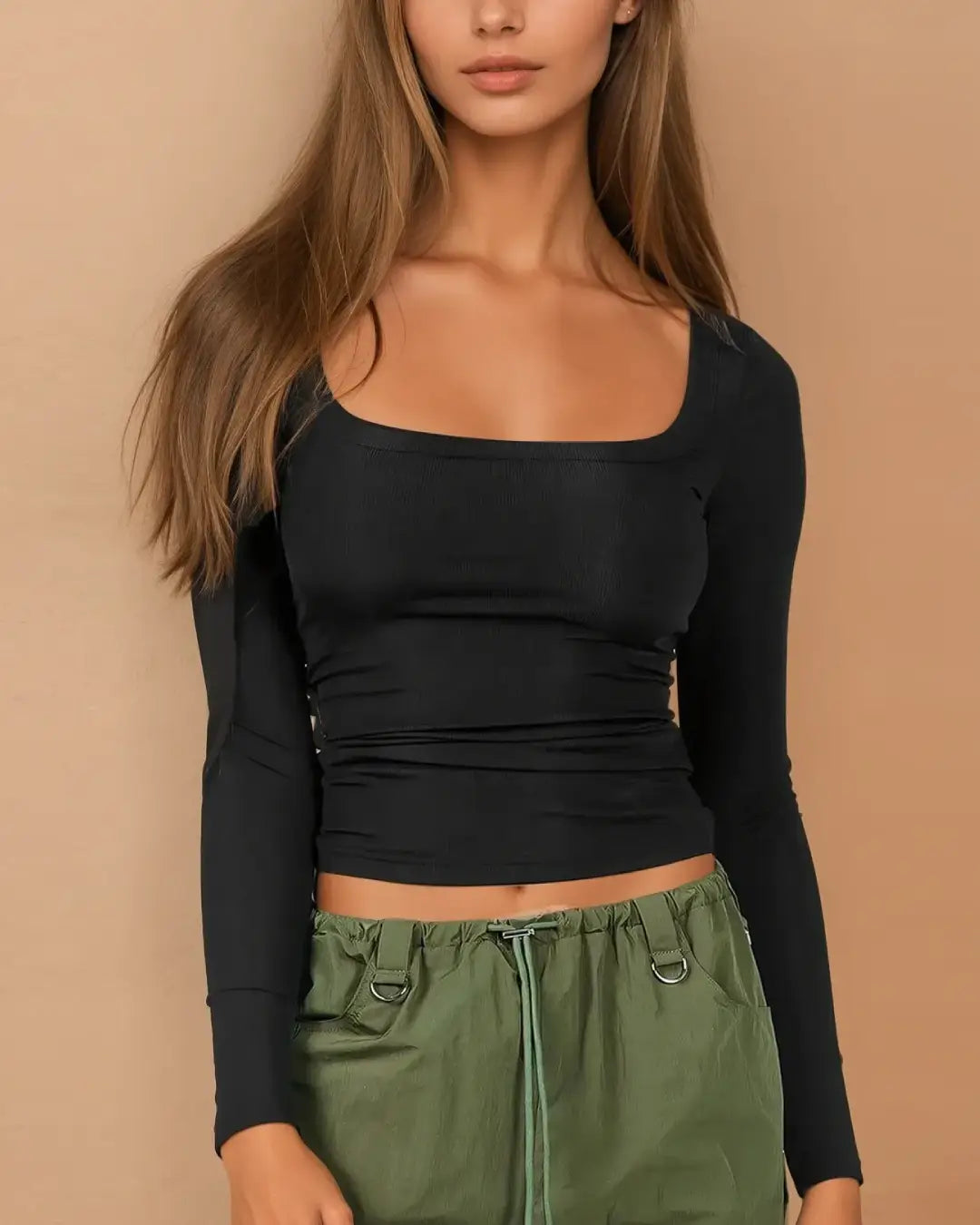 T-shirt moulant manches longues pour femme, élégant et chic, parfait pour un style féminin et moderne, coloris noir.