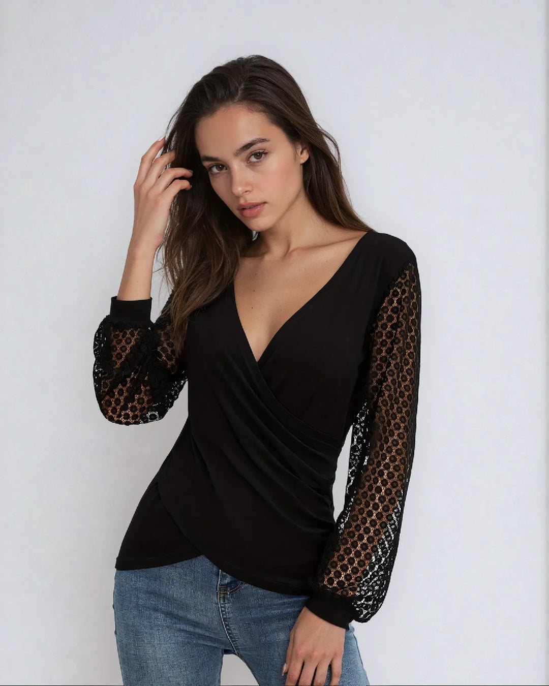 Haut manches longues en dentelle noire style moderne, idéal pour un look chic et élégant lors des sorties en ville.
