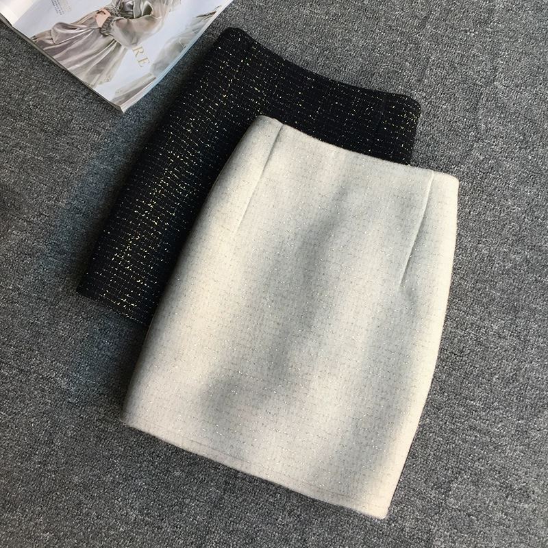 jupe courte en laine pailletée blanche et noire sur un fond gris, jupe élégante pour femme, idéale pour soirées festives