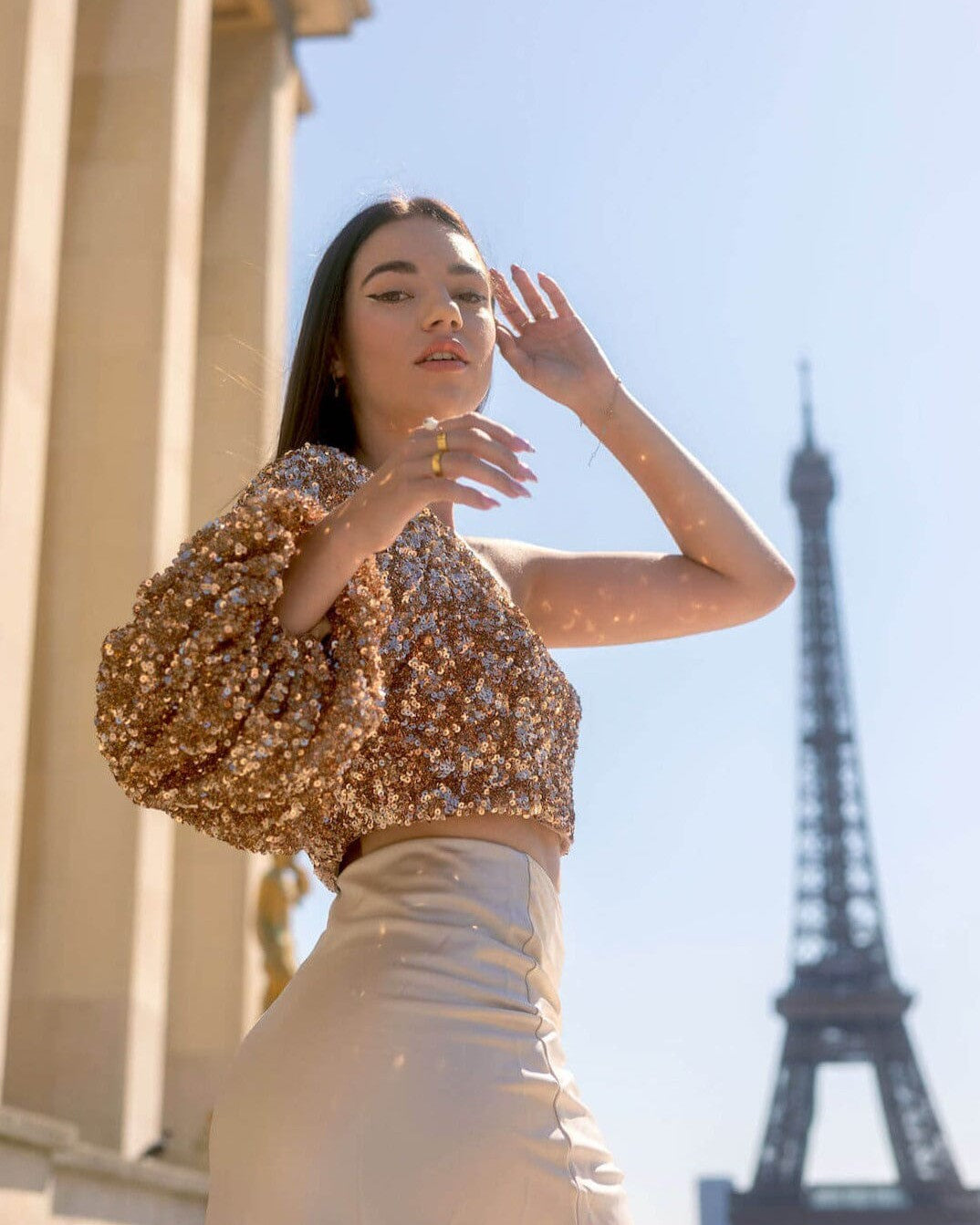 jupe longue satin élégante portée près de la tour eiffel pour une allure chic et sophistiquée avec un top à sequins dorés