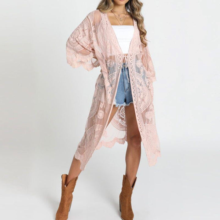 kimono long rose en dentelle pour femme carine, style décontracté avec short en jean et bottes marron, mode estivale boho-chic