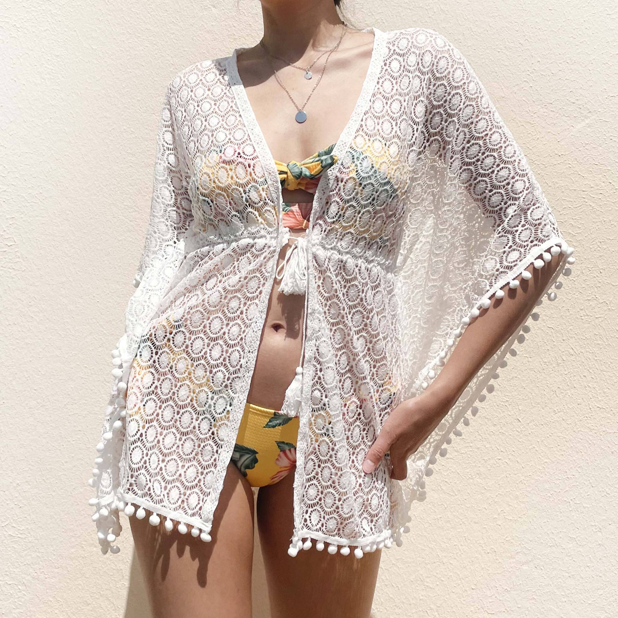 kimono dentelle plage blanc en crochet sobre et élégant porté par une femme avec bikini fleuri idéal pour l'été