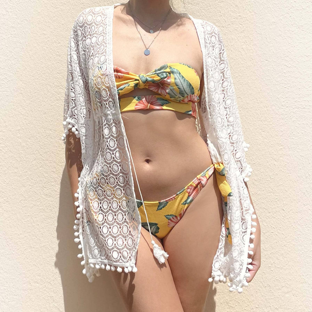 kimono en dentelle blanche porté avec bikini jaune fleuri pour la plage