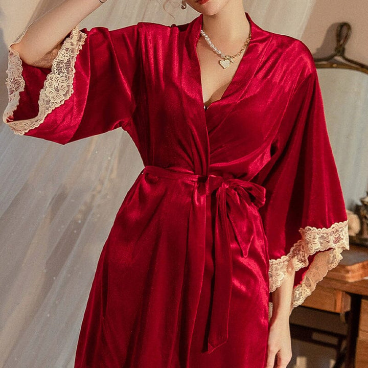 Kimono élégant en dentelle rouge avec manches amples et bordures sophistiquées, modélisé dans une ambiance chic et raffinée.