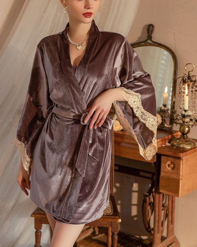 Kimono élégant en dentelle Rhéa porté par une femme dans une chambre vintage, ambiance élégante et romantique.