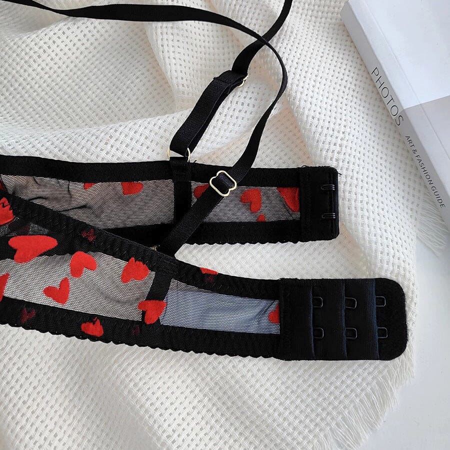 lingerie femme transparente evelyne avec coeurs rouges pour saint valentin sur un fond clair avec livre de mode.