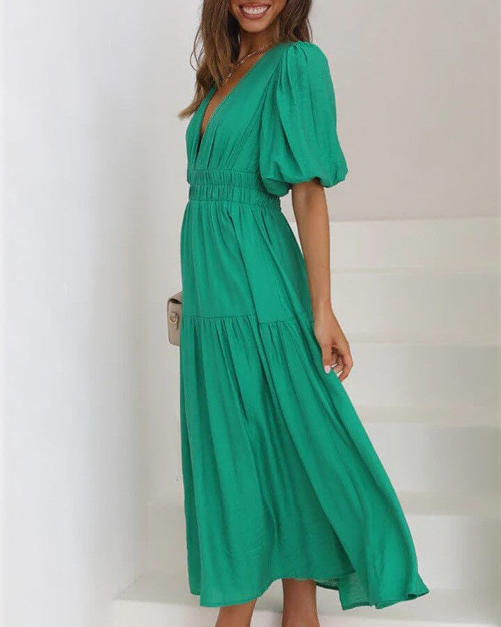 robe décolleté plongeant annie en vert émeraude idéale pour une soirée d'été avec des sandales beiges élégantes