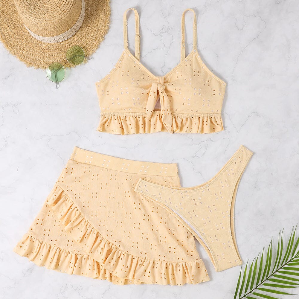 maillot de bain jupe barbara en dentelle crème avec soutien-gorge à fines bretelles, culotte et chapeau d'été en paille