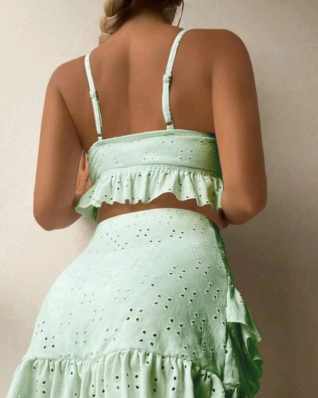 maillot de bain jupe barbara en dentelle verte, vue de dos, avec des volants et un dos nu pour un look estival élégant