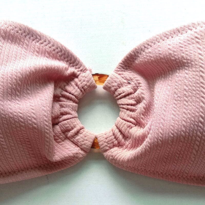 détail de la texture rose du maillot de bain deux pièces volanté amandine avec anneau en plastique au centre