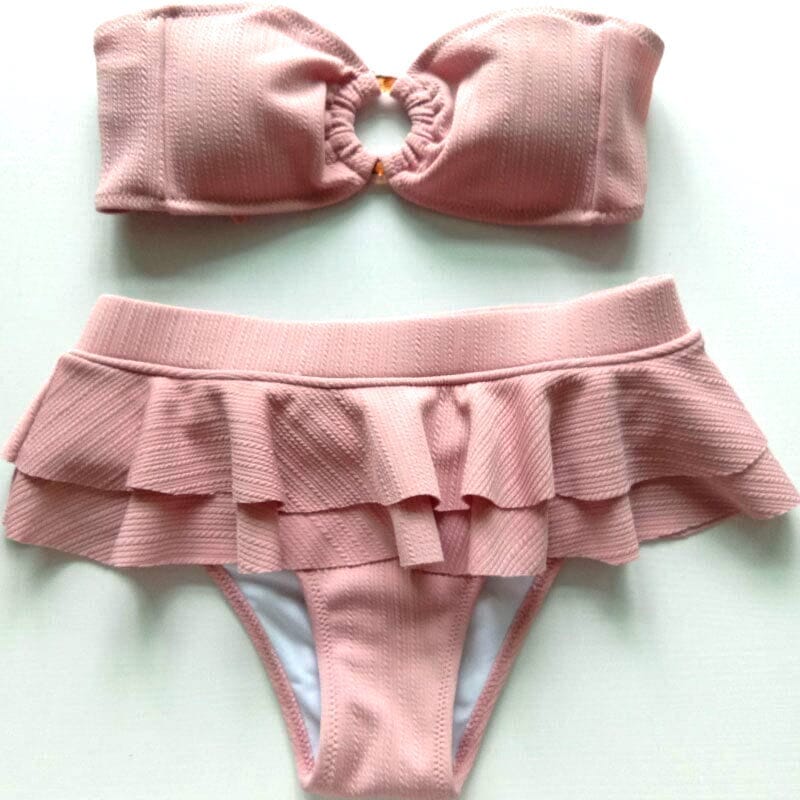 maillot de bain deux pièces volanté rose avec un bandeau froncé et une culotte volantée