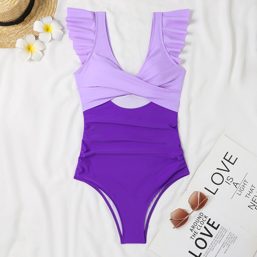 maillot de bain amincissant kate violet et lilas posé à plat avec accessoires de plage et lunettes de soleil