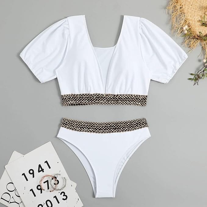 maillot échancré à manches bouffantes honorine en ensemble deux pièces blanc avec détails de bordure tissée noire et crème