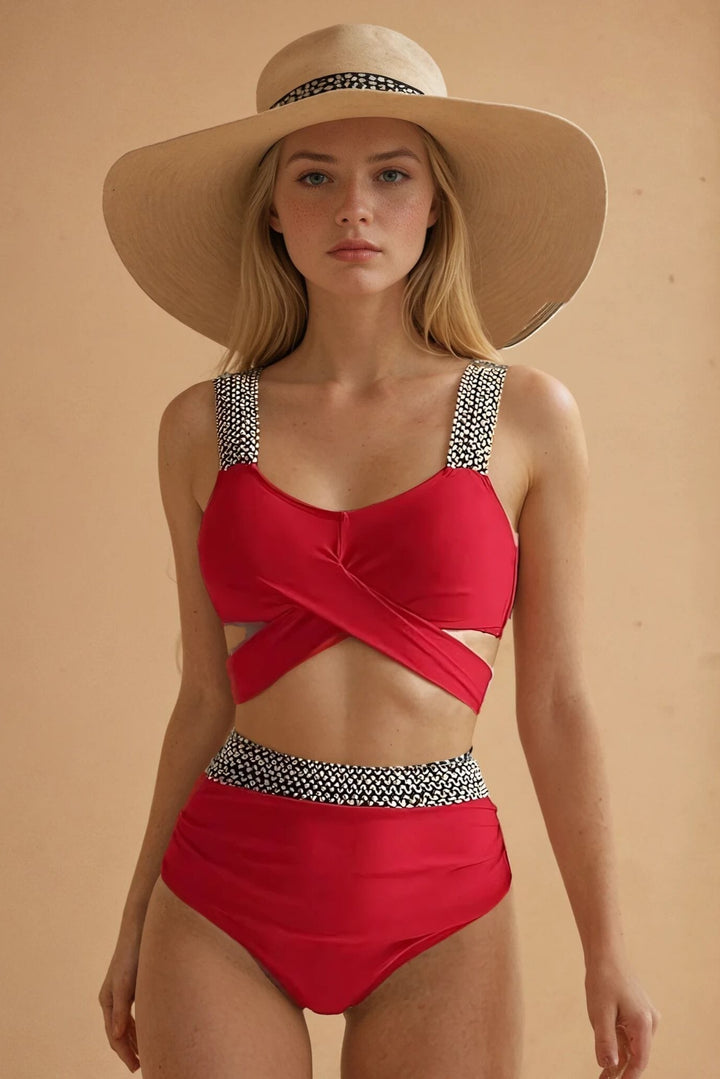 Femme portant un maillot de bain 2 pièces à sequins, taille haute, modèle nadia, sur fond neutre et beige.