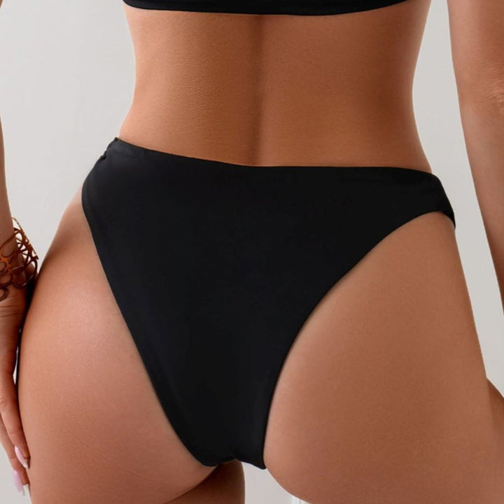 maillot de bain bronzant marisa noir, vue de dos du bas du maillot, parfait pour un bronzage uniforme à la plage