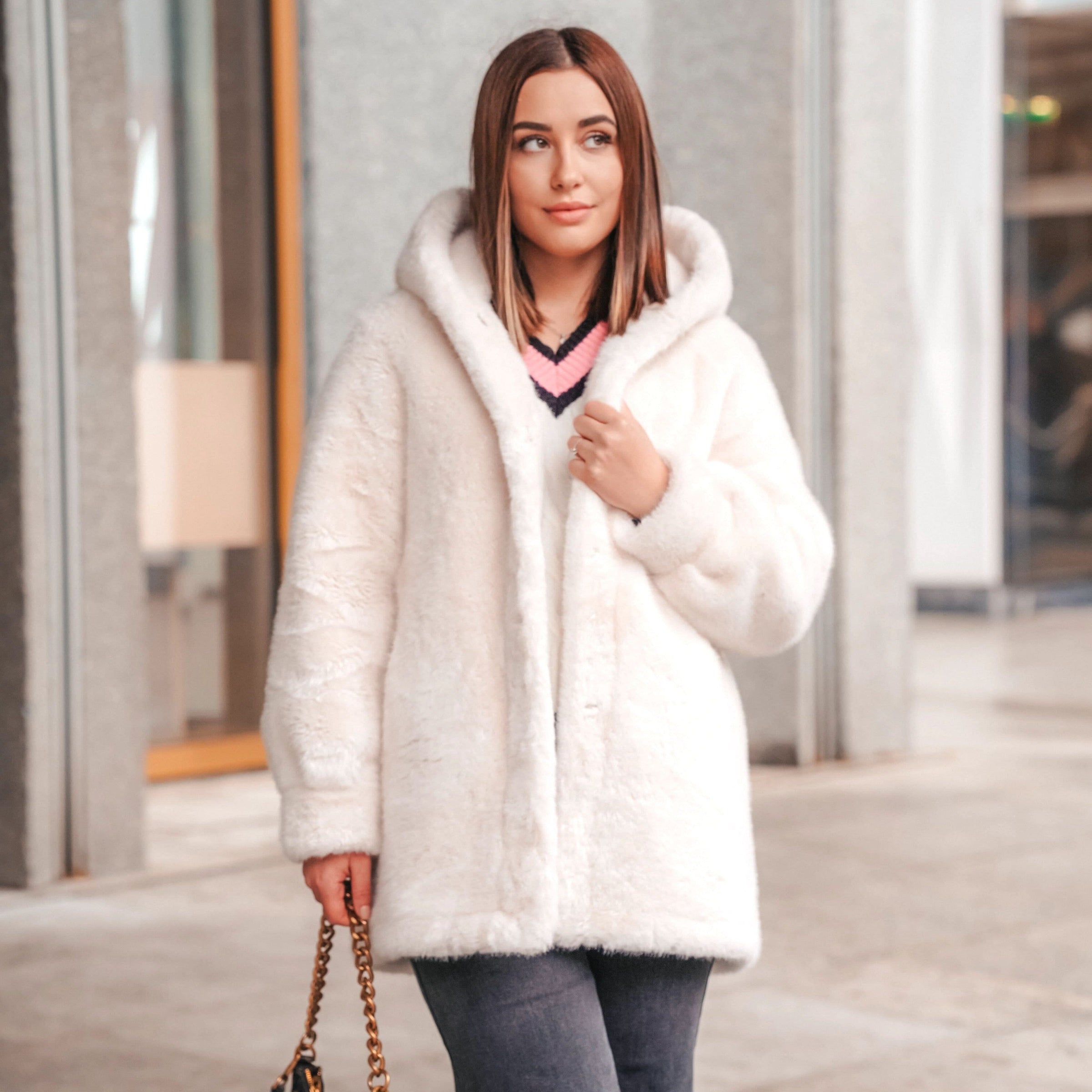 femme portant une veste en fausse fourrure blanche avec capuche, tenue chic décontractée pour l'hiver, modèle jessie