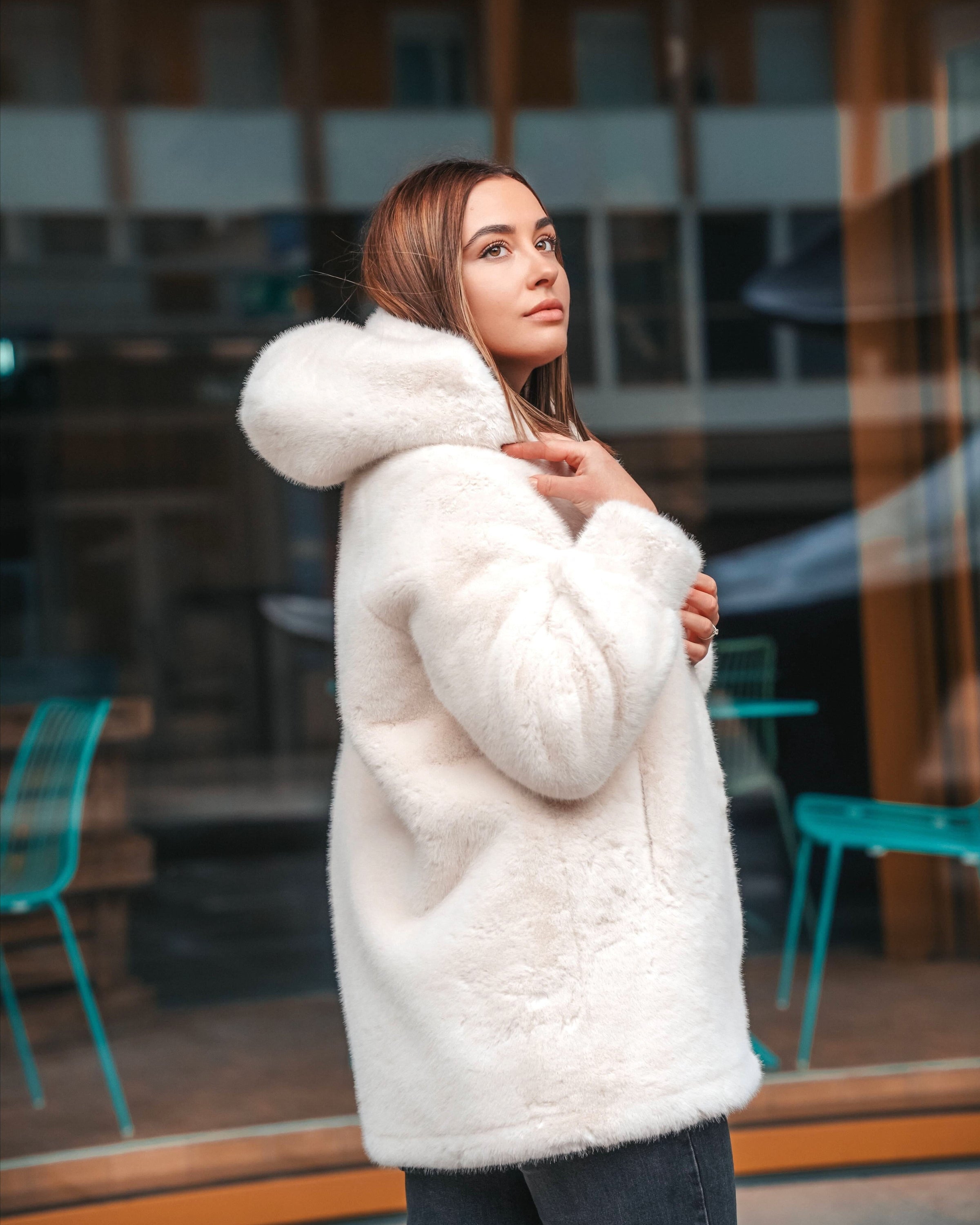 veste fausse fourrure femme jessie blanche élégante pour l'hiver, parfaite pour un look chic et tendance en extérieur