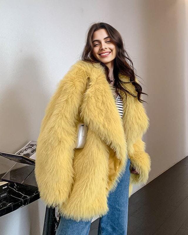 Manteau en fausse fourrure jaune élégant pour femmes, modèle suzanne, pour un look moderne et chaud cet hiver.