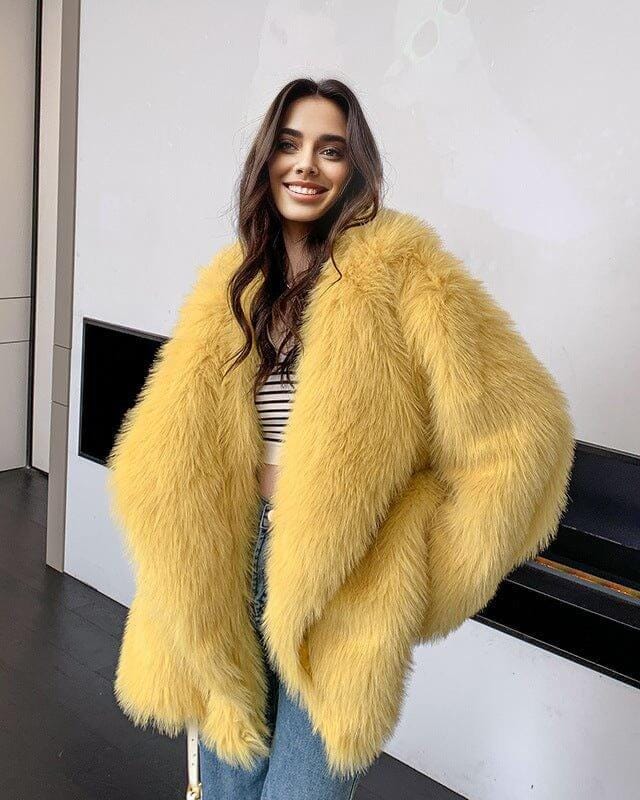 Manteau en fausse fourrure jaune pour femme, style chic et moderne, idéal pour l'hiver et la saison automne-hiver.