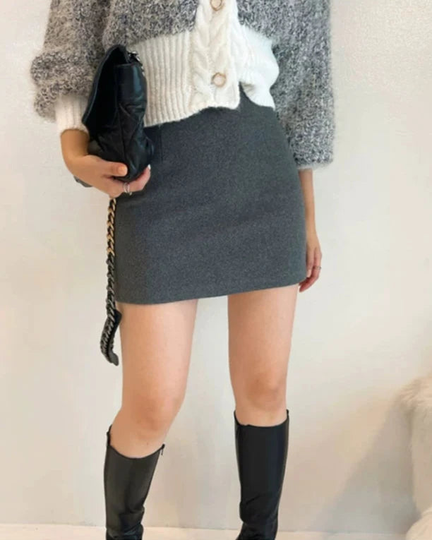 Jupe courte gris avec doublure short intégrée pour un look chic et confortable, modèle Nellie parfait pour l'hiver.