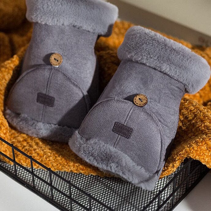 moufles mitaines grises pour femmes en laine polaire avec bouton en bois pour l'hiver, modèle julie, dans un panier métallique noir