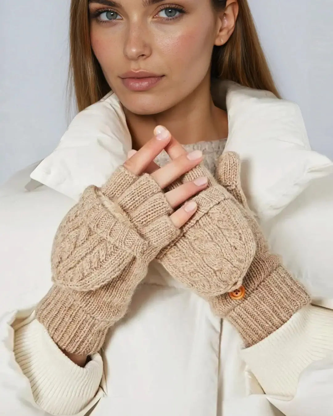 Moufles mitaines en laine beige pour garder vos mains au chaud tout en permettant une utilisation facile des doigts.