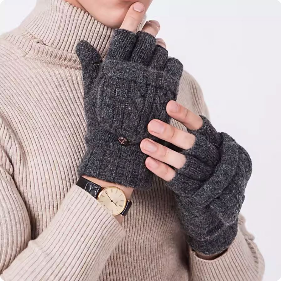 homme portant des moufles mitaines en laine grise avec un pull beige et une montre élégante, parfaites pour l'hiver