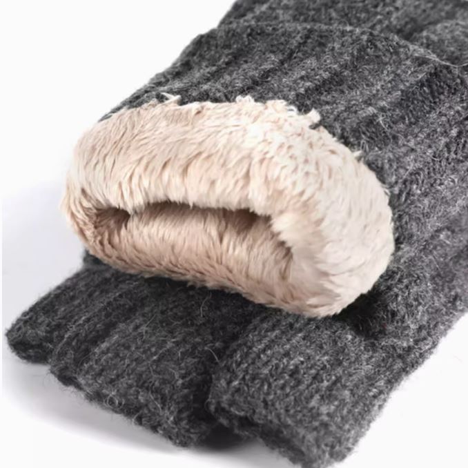 moufles mitaines en laine pour homme avec doublure en polaire douce, de couleur gris anthracite, vue en gros plan.