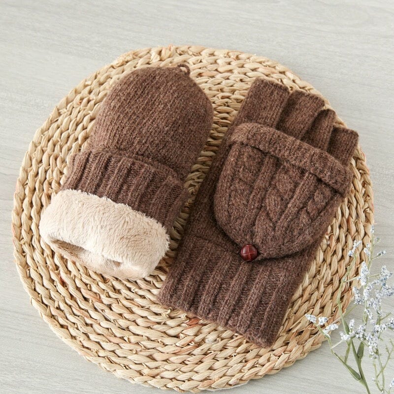 moufles mitaines en laine marron pour homme posées sur un tapis en fibres naturelles avec une décoration florale à côté