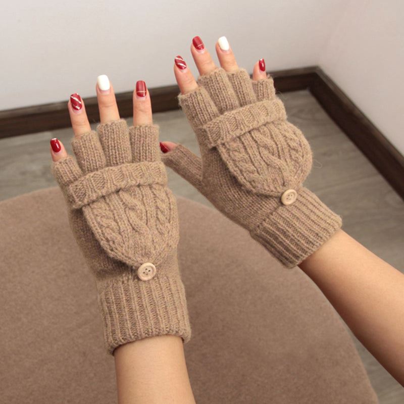 Moufles mitaines en laine beige avec bouton, idéales pour l'hiver, portées sur des mains avec manucure rouge et blanche.