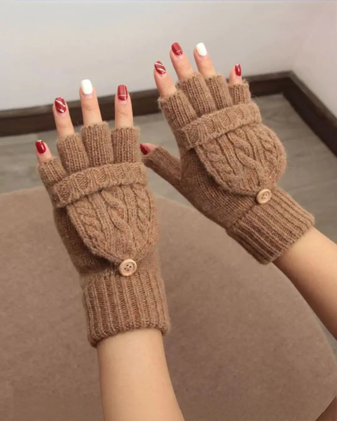 Mitaines en laine marron avec boutons en bois pour garder les mains au chaud tout en gardant un style élégant et pratique.