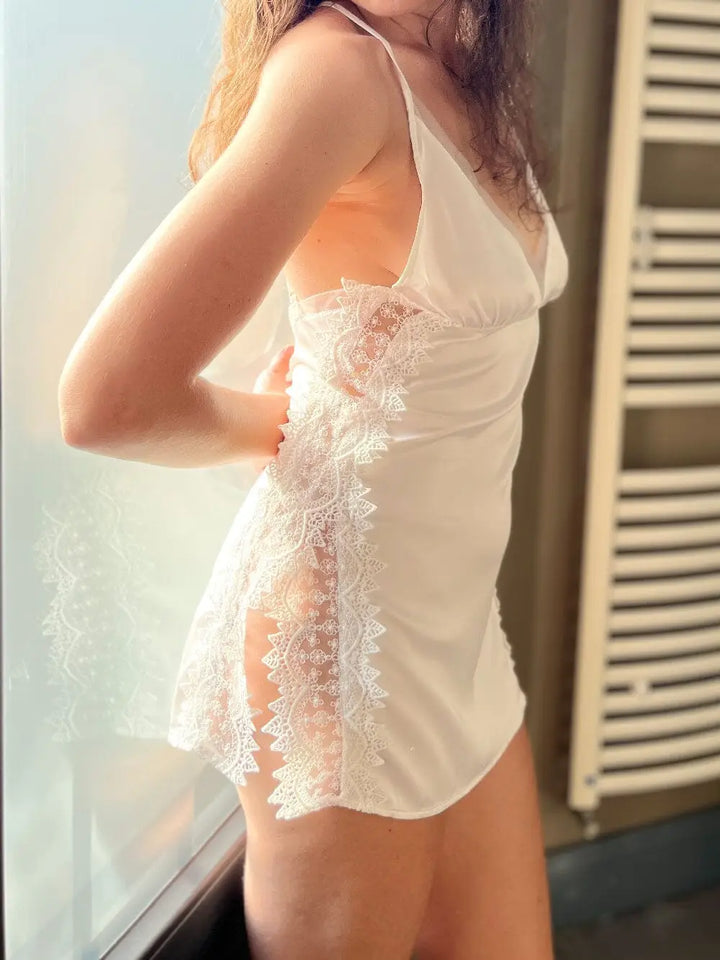nuisette satin patty élégante avec dentelle blanche et fines bretelles, chic et confortable pour des soirées romantiques