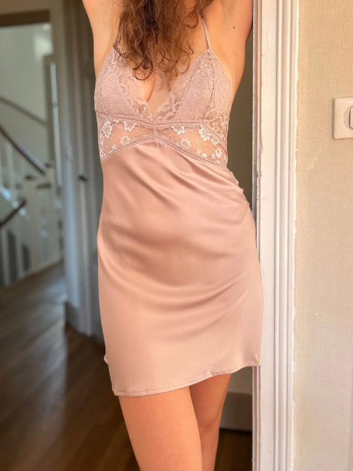 nuisette en satin et dentelle délicate, parfaite pour une soirée romantique, mettant en valeur la texture et l'élégance du tissu