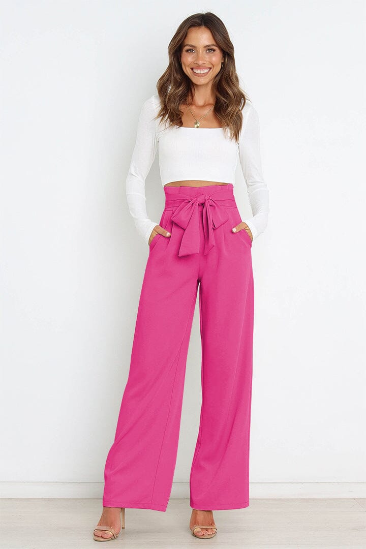 pantalon fluide taille haute pour femme avec ceinture à nouer, modèle olga, en rose vif porté avec un top blanc