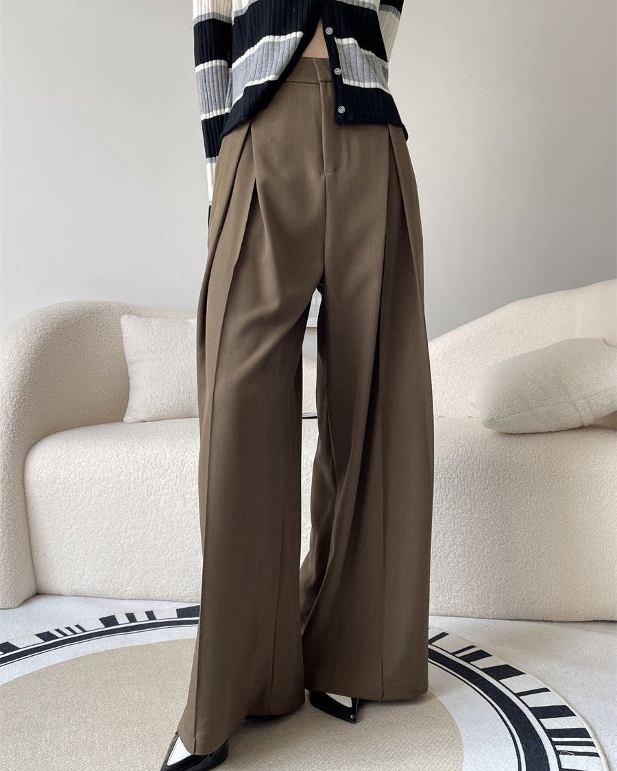 pantalon ample fluide femme couleur taupe porté avec un haut rayé noir et blanc, élégant et confortable