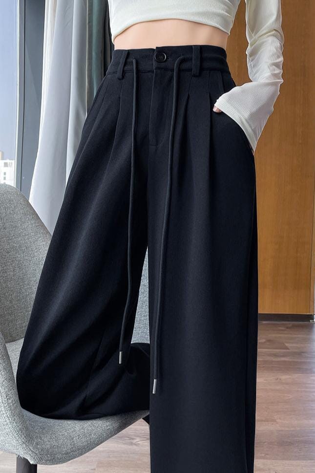 Pantalon chic et confortable Petra en noir pour une tenue élégante et décontractée. Design moderne avec cordons.