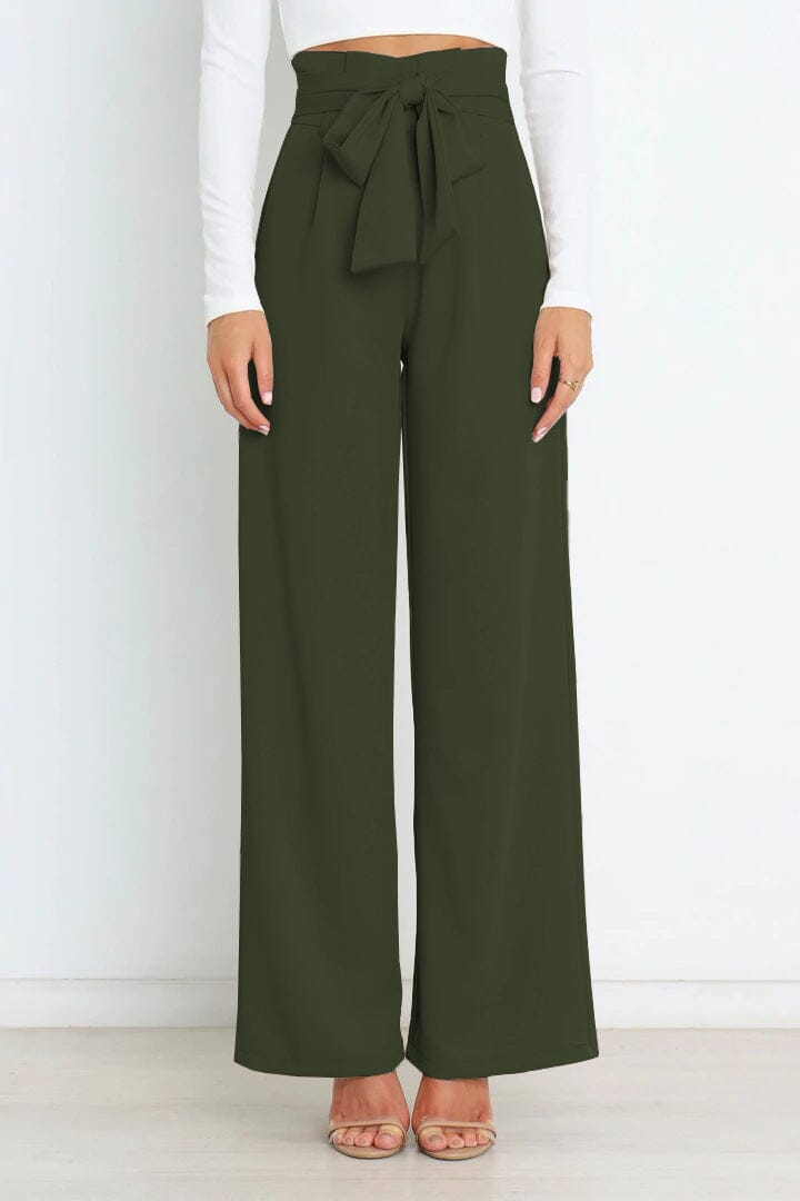 pantalon fluide taille haute vert avec ceinture, modèle olga, porté avec un haut blanc à manches longues, vue face