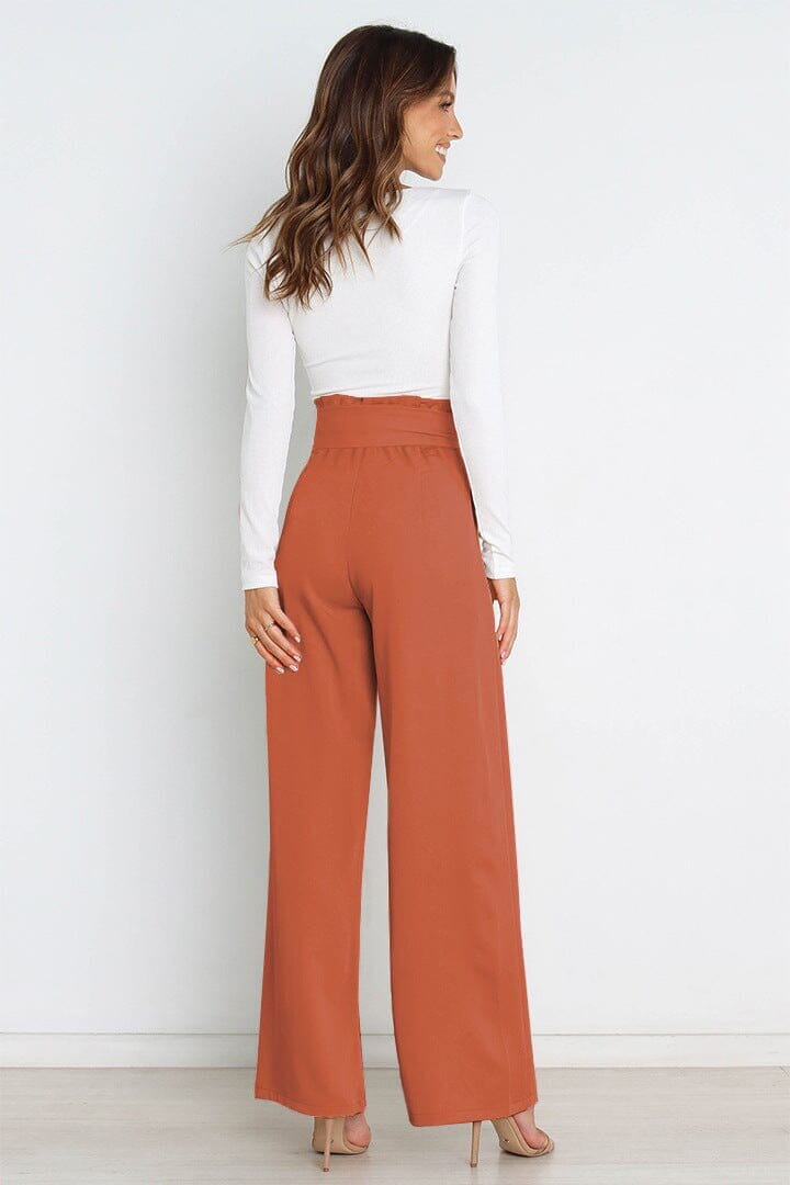 pantalon fluide taille haute olga couleur terracotta vu de dos avec haut blanc et talons hauts beiges