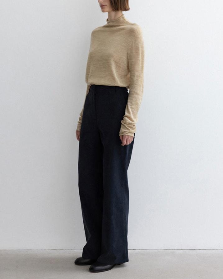 Pantalon en velours Margaux porté par un mannequin, élégant et moderne, idéal pour l'hiver et les occasions chic.