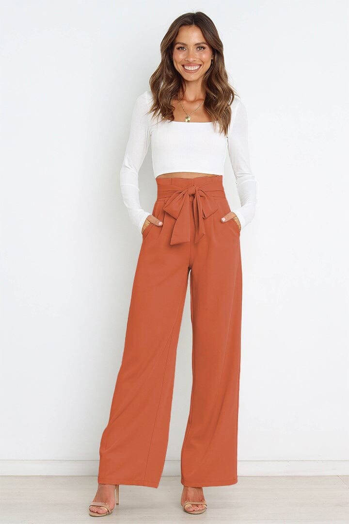 pantalon fluide taille haute olga en couleur terracotta porté par une femme souriante avec un haut blanc longs manches