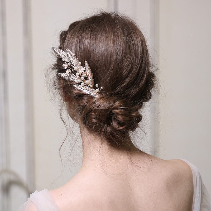 Peigne cheveux mariage Lorène avec perles et feuilles dorées, parfait pour une coiffure de mariée élégante et raffinée