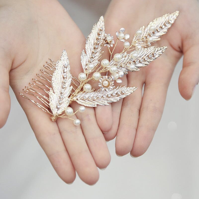 peigne cheveux mariage lorène en métal doré avec perles blanches et cristaux élégants pour coiffure nuptiale