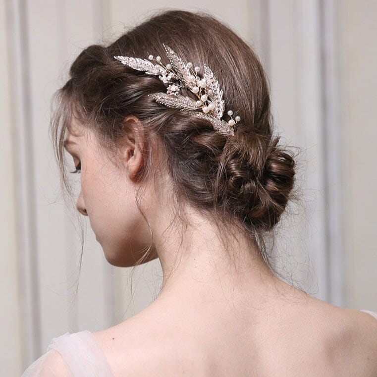 peigne cheveux mariage lorène élégant avec bijoux délicats dans cheveux bruns coiffé en chignon sophistiqué