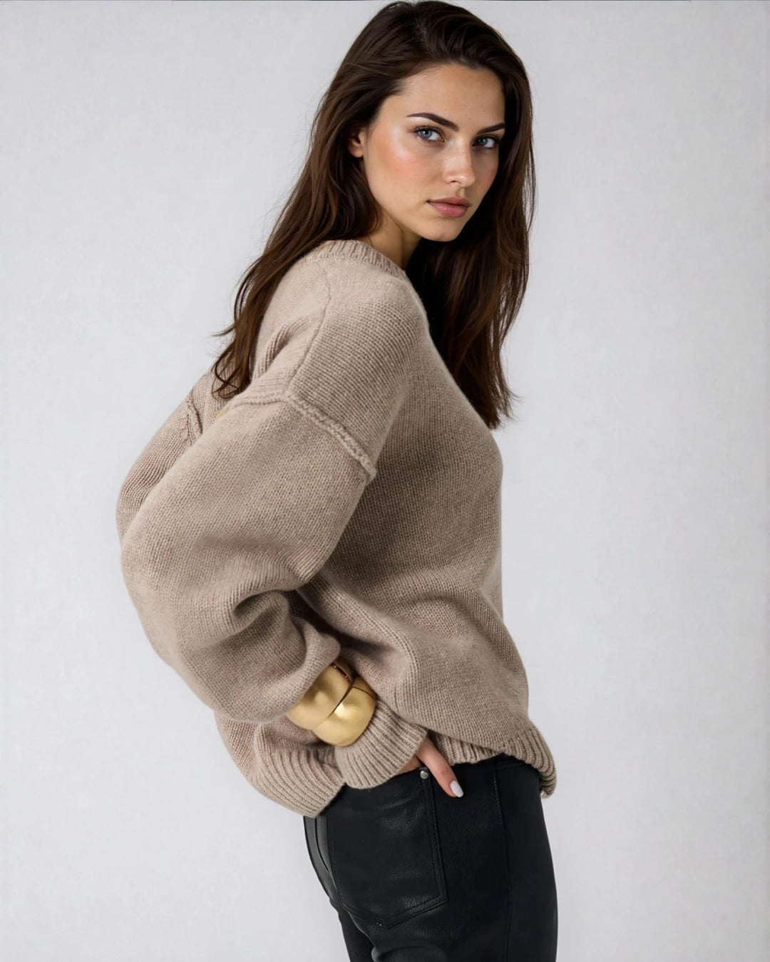 Pull col rond beige avec coutures apparentes, modèle Natalia, porté par une femme, idéal pour un look élégant et tendance.