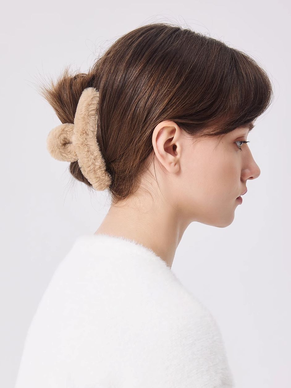 pince à cheveux amélie fixée sur les cheveux d'une femme vue de côté, design élégant et pratique pour une tenue quotidienne