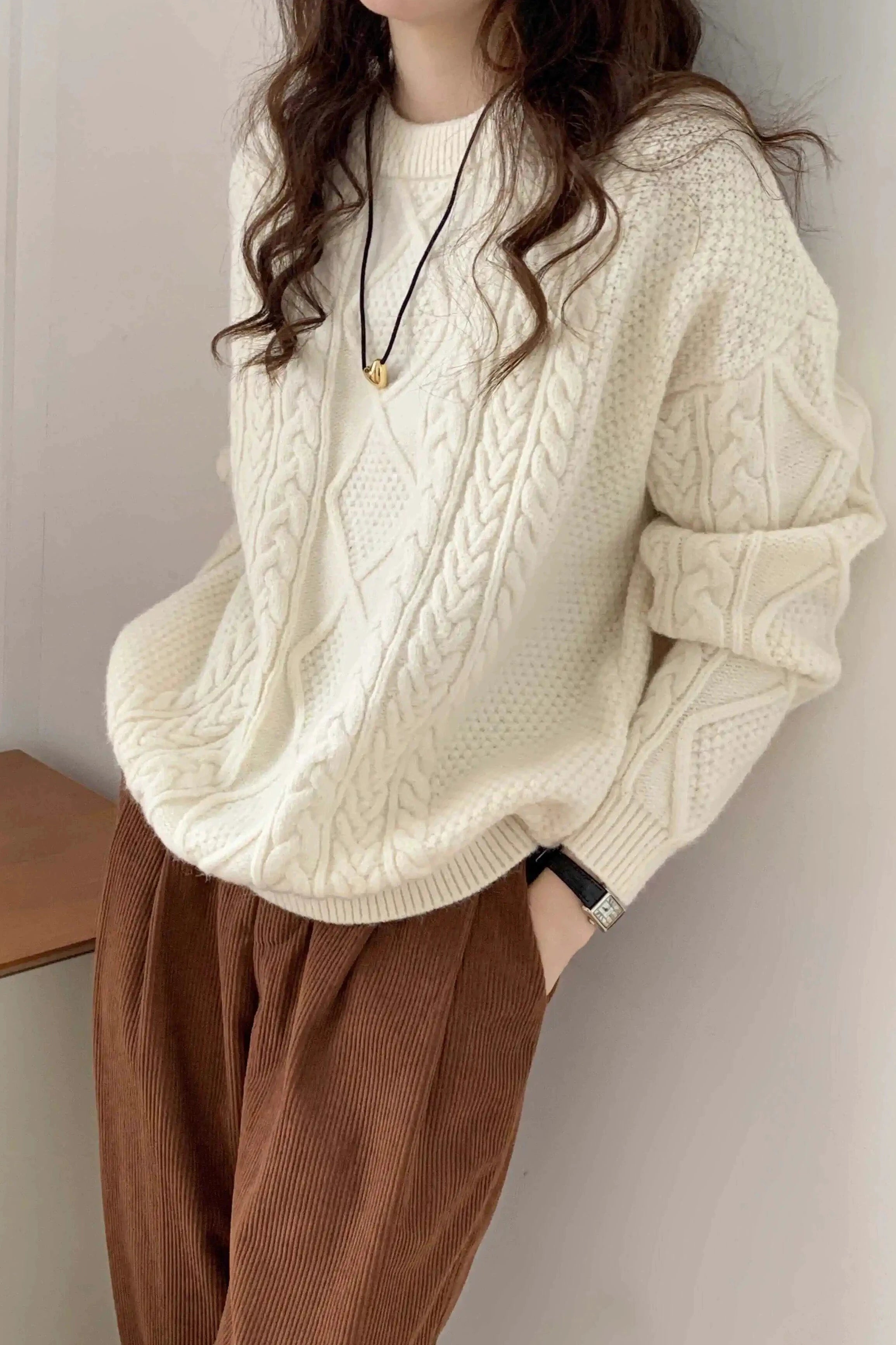 Pull Aran en laine épaisse à motif torsadé pour femme, parfait pour l'hiver, style décontracté et élégant.