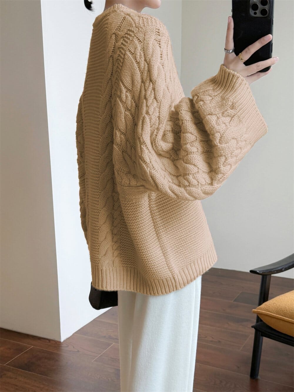 Pull beige torsadé en laine pour femme, style oversize, manches longues, idéal pour automne et hiver, modèle Aïcha.