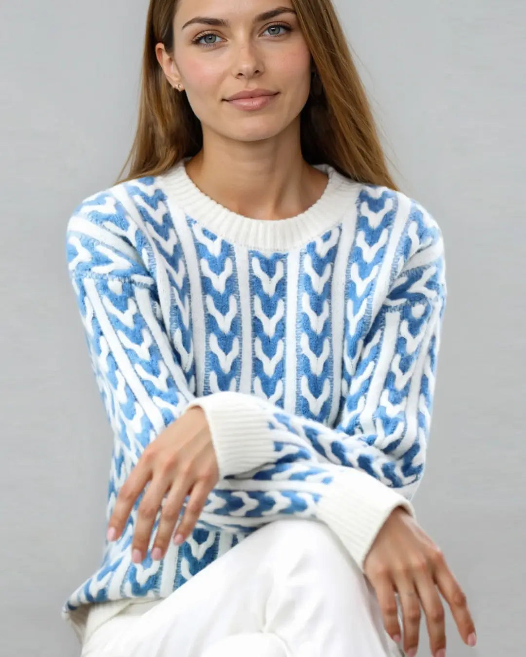 Pull torsadé bicolore Amaryllis pour femme, motif unique en laine douce, modèle stylé et confortable, bleu et blanc.