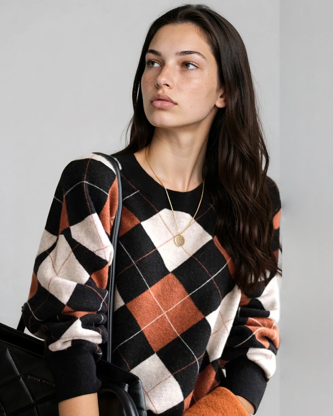 pull à carreaux vintage pour femme en automne avec sac et veste