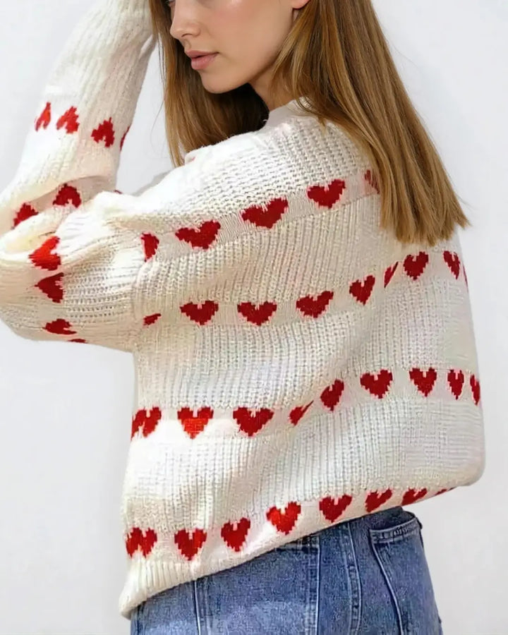 Pull en tricot blanc avec motifs de cœurs rouges, modèle Nadine, style décontracté pour une tenue chaleureuse et élégante.